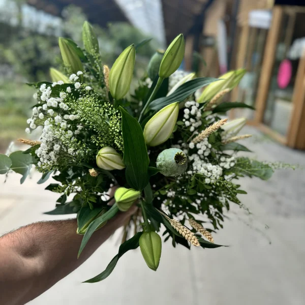 Bouquet Stockelois Monsieur Fleur composé de lys blancs et de fleurs blanches