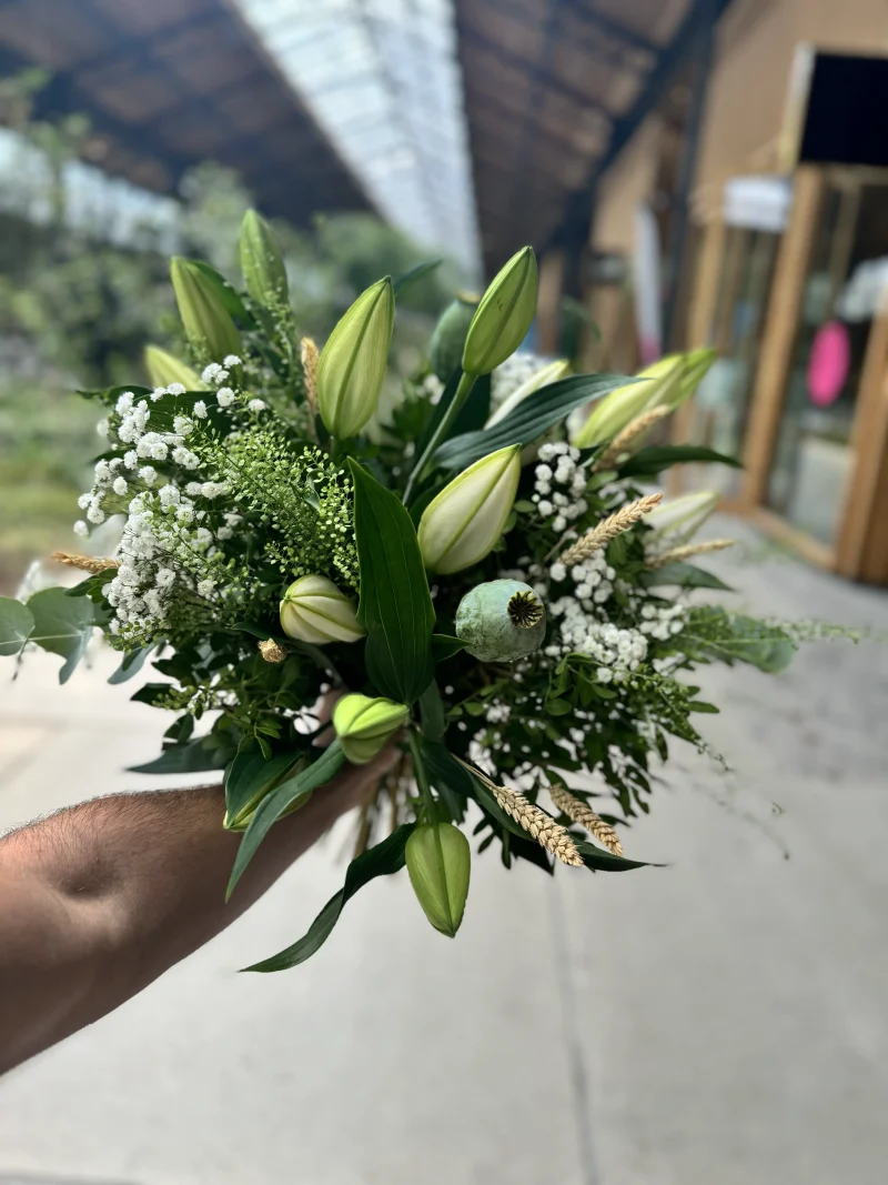 Bouquet Stockelois Monsieur Fleur composé de lys blancs et de fleurs blanches