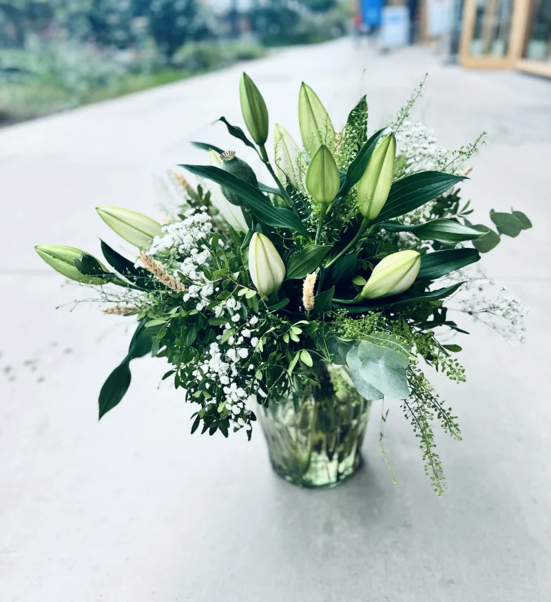 Bouquet Stockelois Monsieur Fleur composé de lys blancs et de fleurs blanches