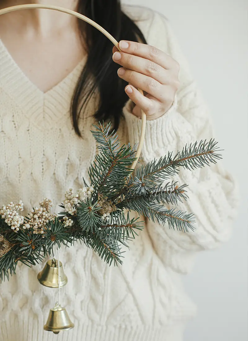 Décoration de Noël avec des fleurs et sapin