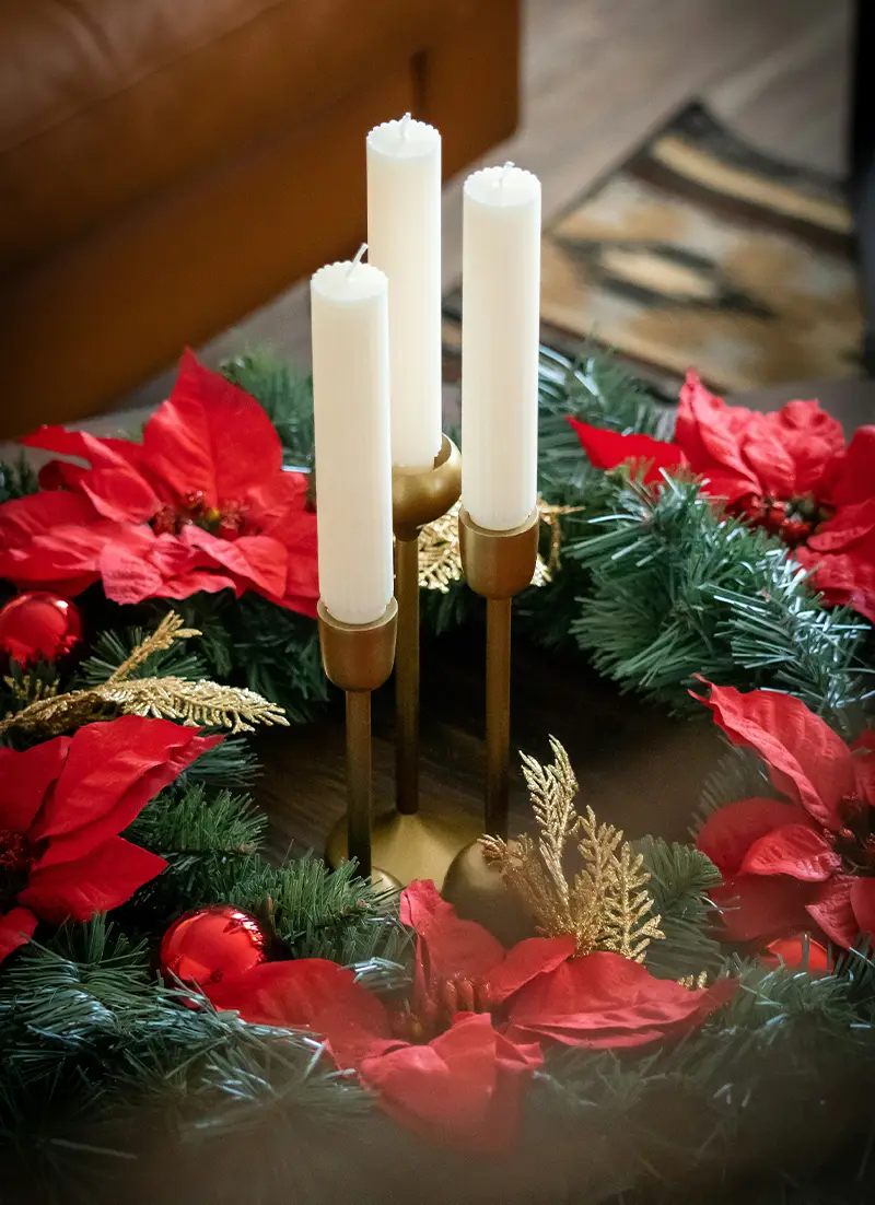 Décoration de Noël avec des fleurs et bougies