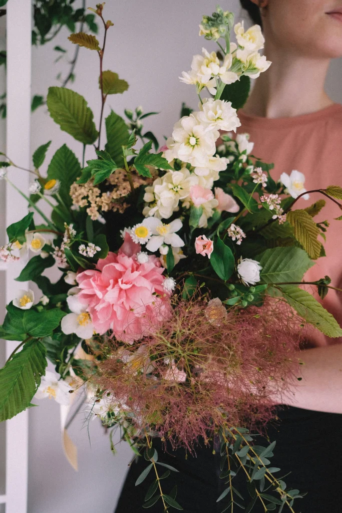 Bloemist die een boeket bloemen samenstelt