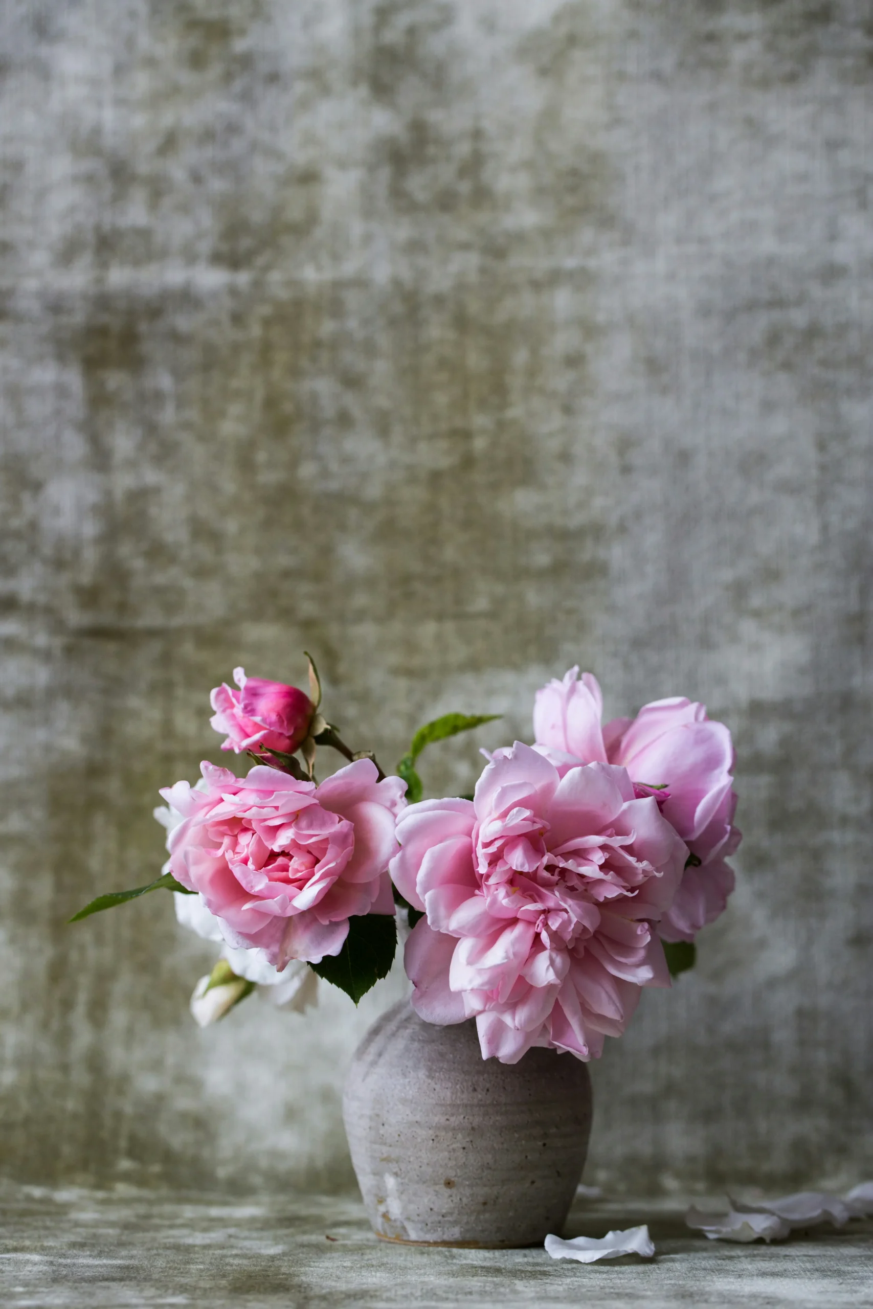 Vase avec des fleurs roses