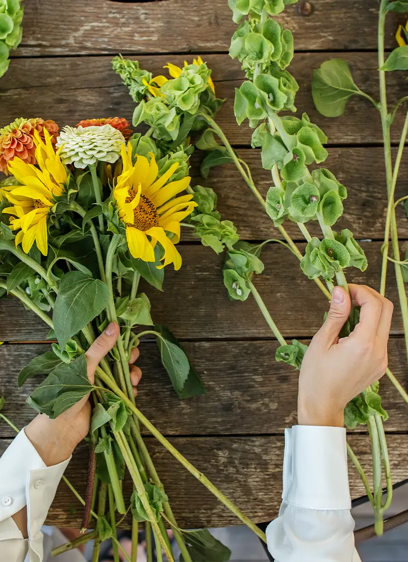 Fleuriste en train de composer un bouquet