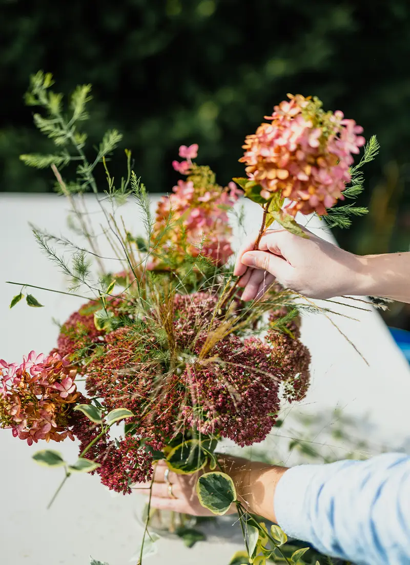 Fleuriste créant un bouquet