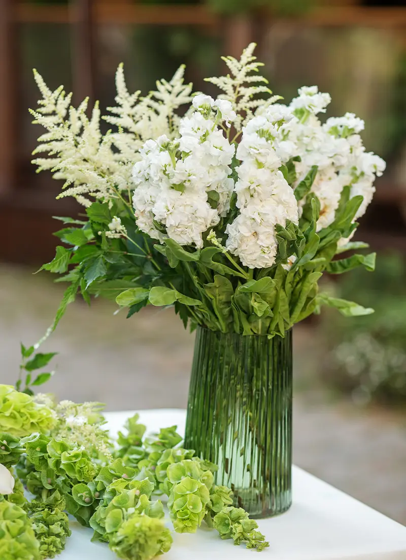 Bouquet de fleurs blanches champêtres dans un vase